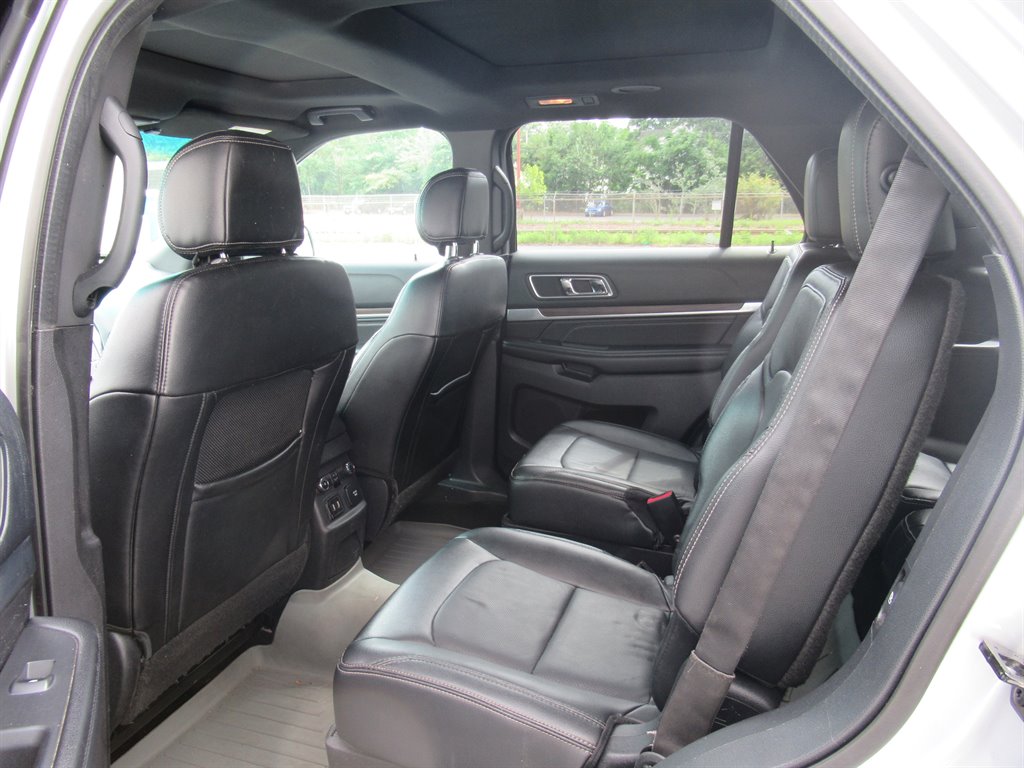 2016 Ford Explorer - $10,999