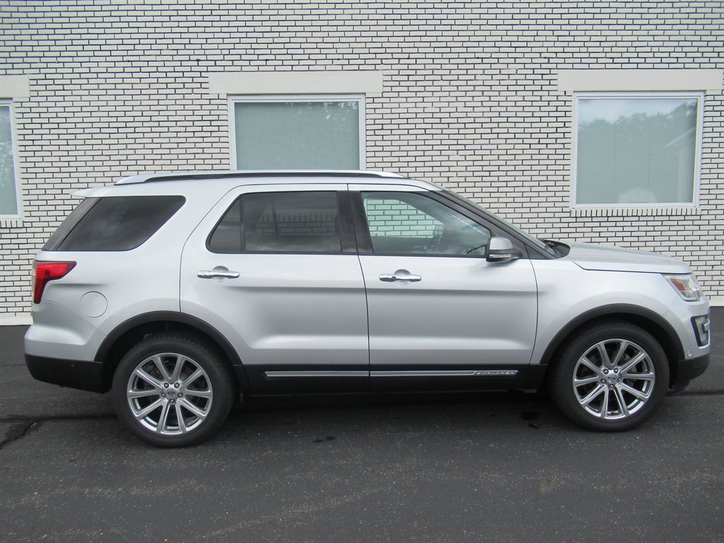 2016 Ford Explorer - $10,999