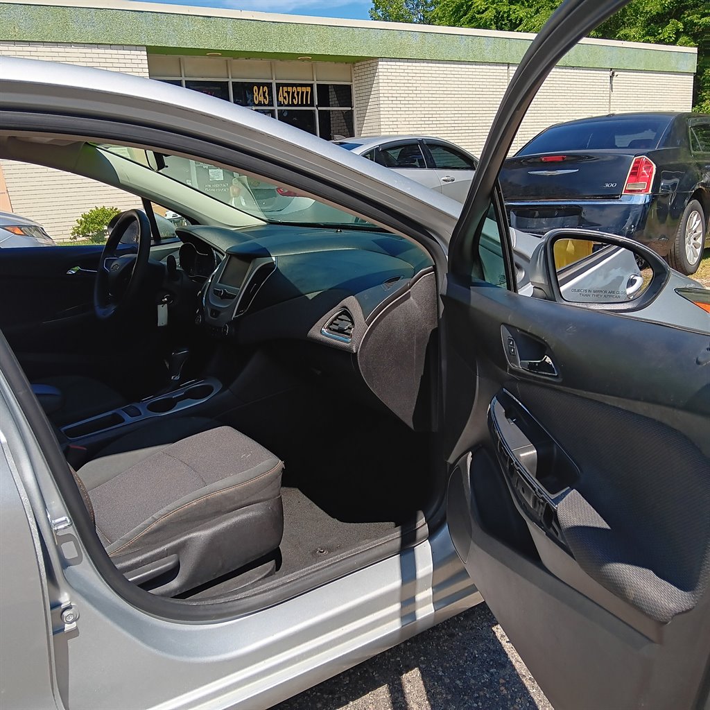 2017 Chevrolet Cruze - $8,900