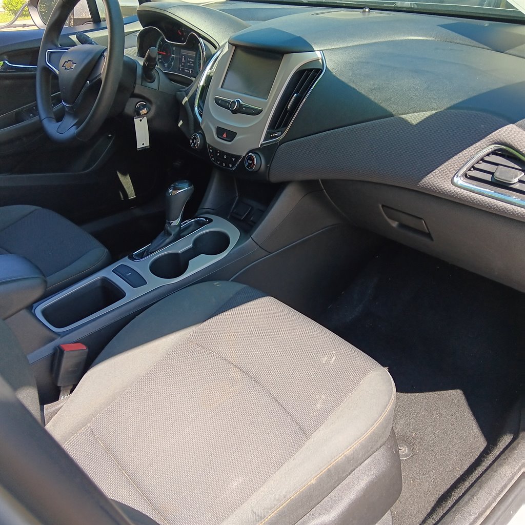 2017 Chevrolet Cruze - $8,900