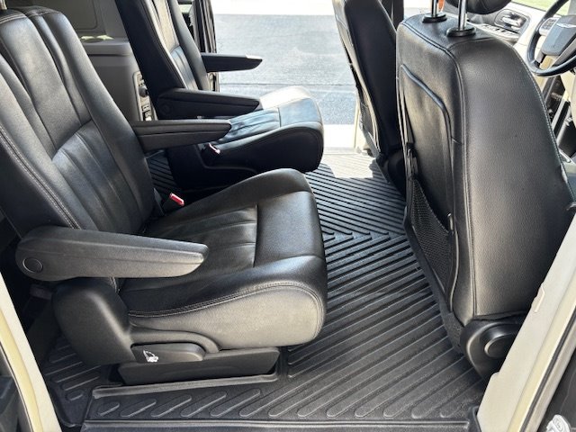 2016 Chrysler Town & Country - $7,995