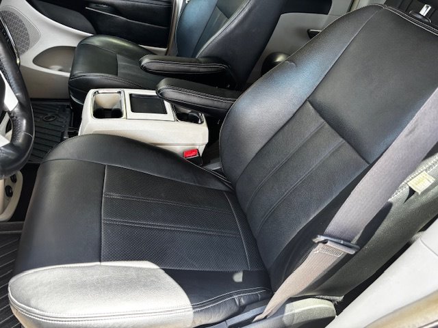 2016 Chrysler Town & Country - $7,995