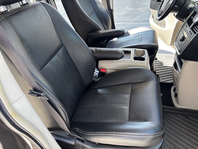2016 Chrysler Town & Country - $7,995