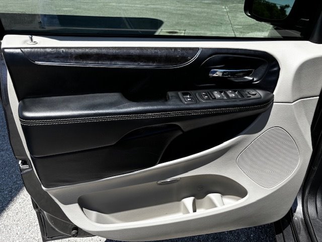 2016 Chrysler Town & Country - $7,995