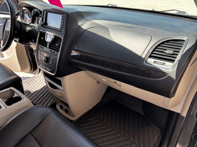 2016 Chrysler Town & Country - $7,995