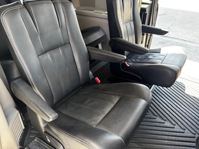 2016 Chrysler Town & Country - $7,995