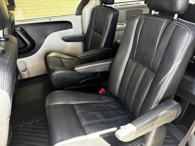 2016 Chrysler Town & Country - $7,995