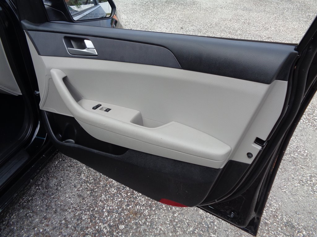 2017 Hyundai Sonata SE/NO Accidents photo