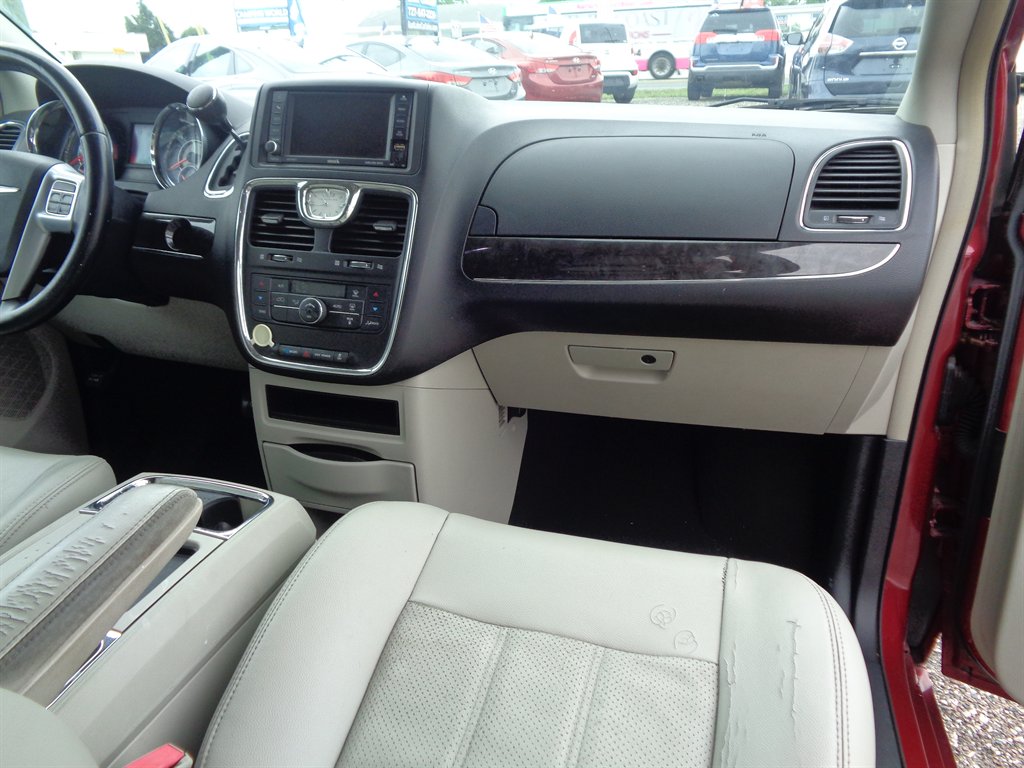 2012 Chrysler Town & Country Touring photo