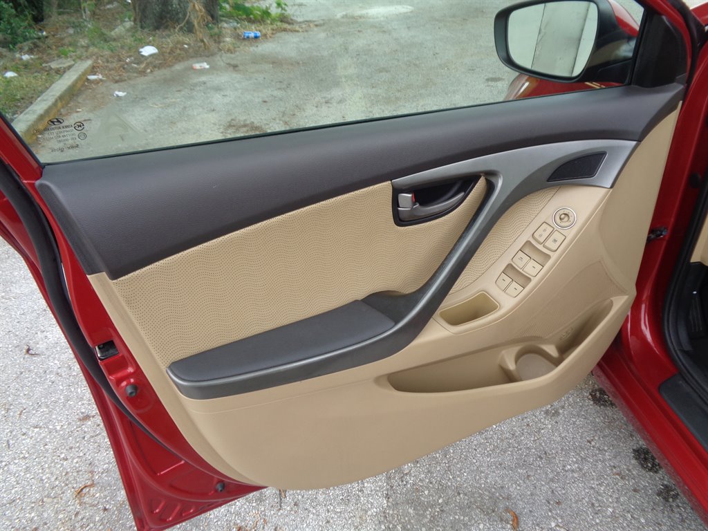 2012 Hyundai Elantra GLS photo