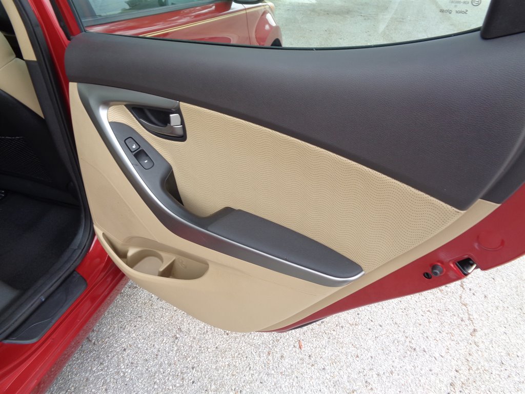 2012 Hyundai Elantra GLS photo