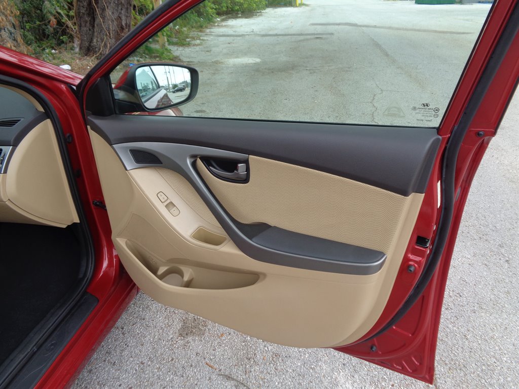 2012 Hyundai Elantra GLS photo
