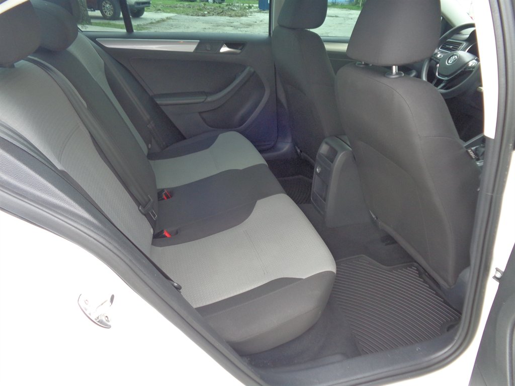 2017 Volkswagen Jetta - $9,325
