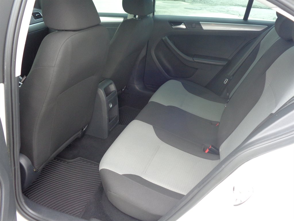 2017 Volkswagen Jetta - $9,325