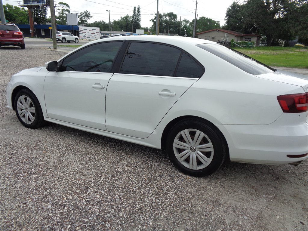 2017 Volkswagen Jetta - $9,325