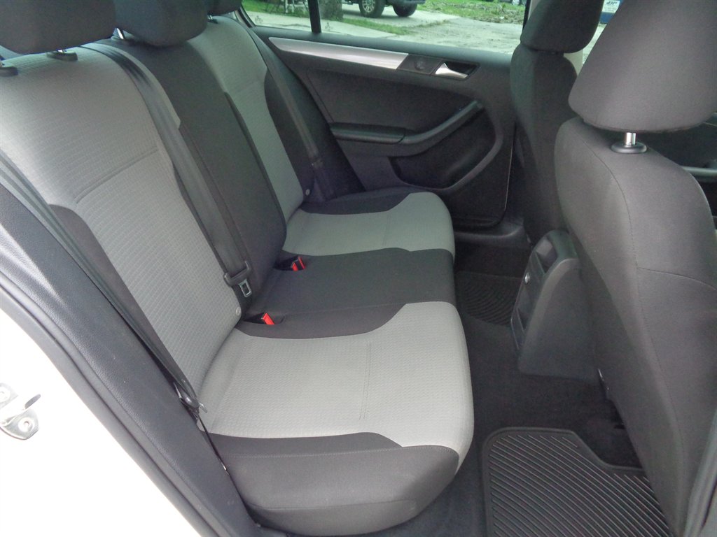 2017 Volkswagen Jetta - $9,325
