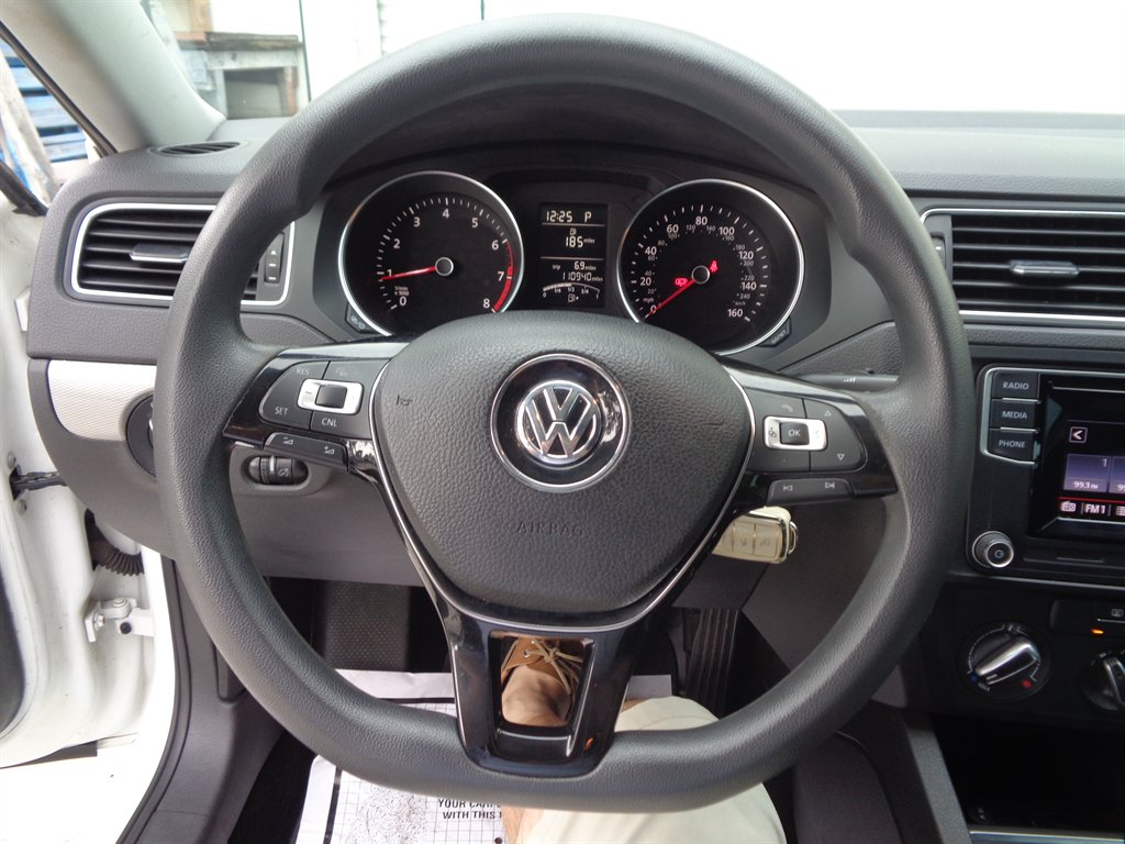 2017 Volkswagen Jetta - $9,325