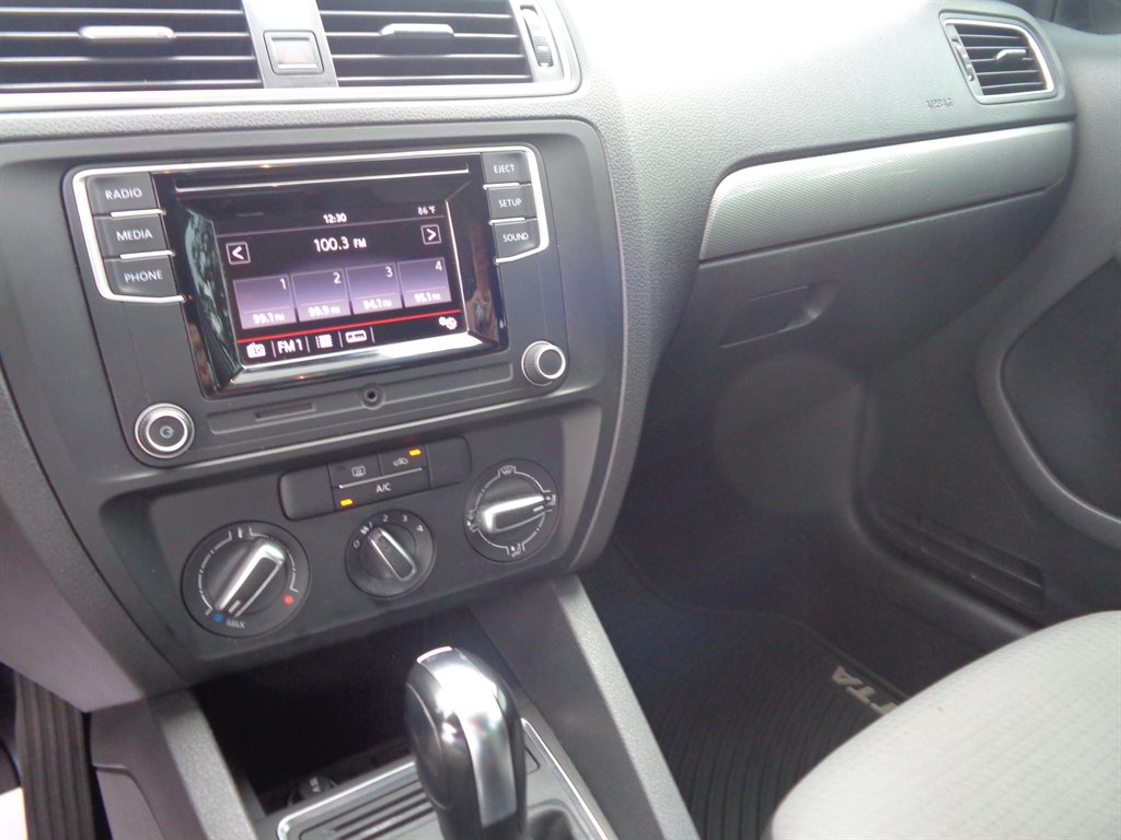 2017 Volkswagen Jetta - $9,325