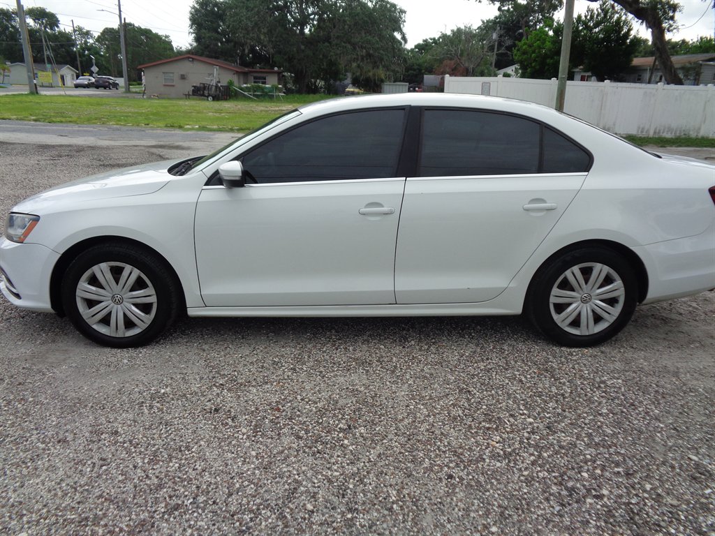 2017 Volkswagen Jetta - $9,325
