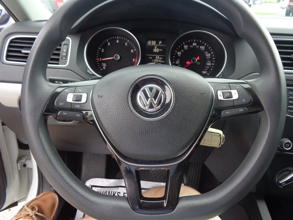 2017 Volkswagen Jetta - $9,325
