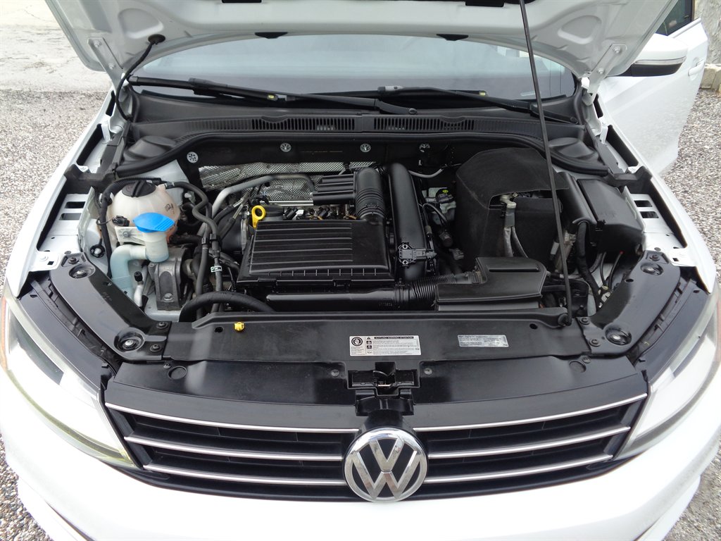 2017 Volkswagen Jetta - $9,325