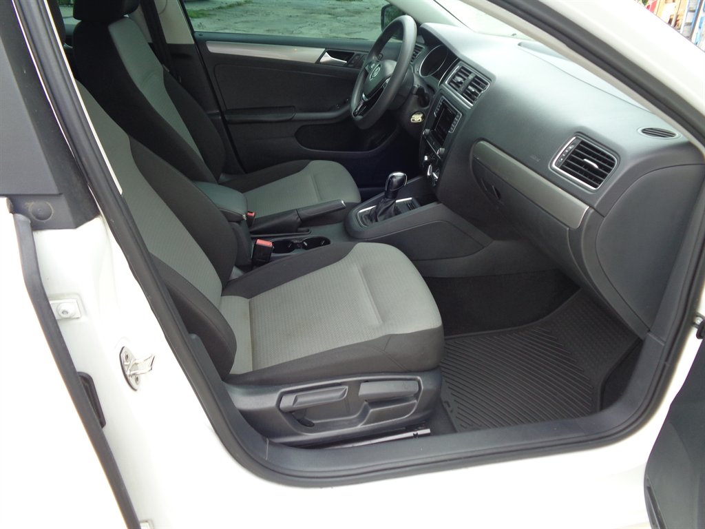 2017 Volkswagen Jetta - $9,325