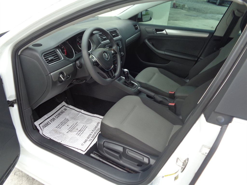 2017 Volkswagen Jetta - $9,325
