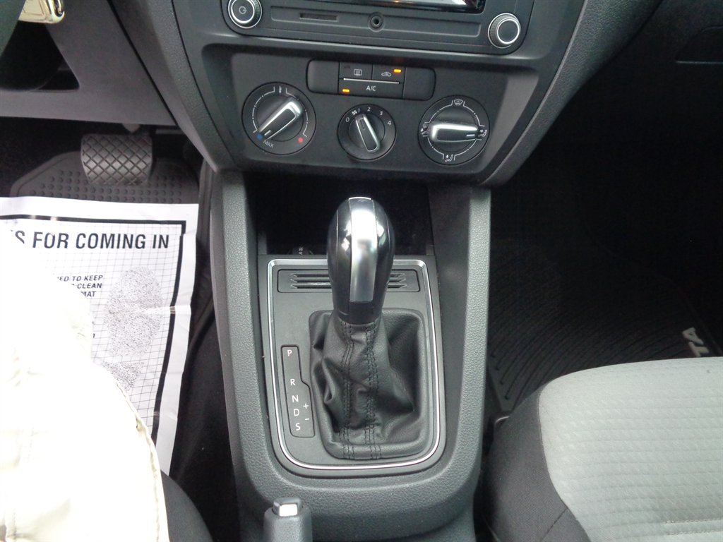 2017 Volkswagen Jetta - $9,325