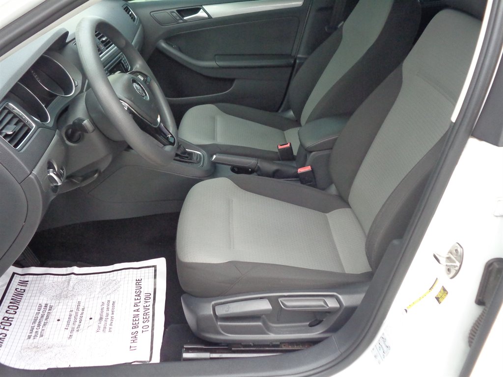 2017 Volkswagen Jetta - $9,325