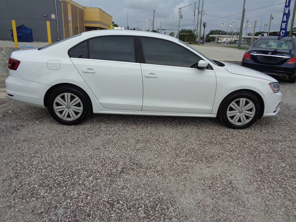2017 Volkswagen Jetta - $9,325