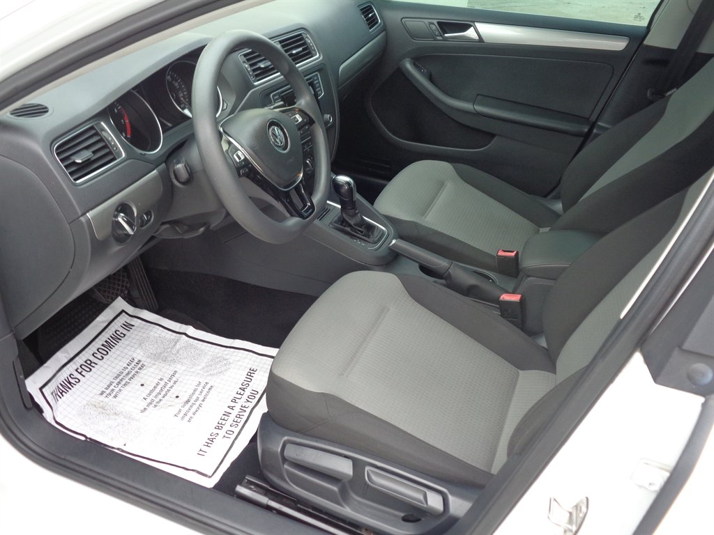 2017 Volkswagen Jetta - $9,325