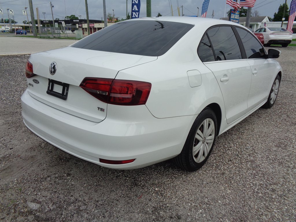 2017 Volkswagen Jetta - $9,325