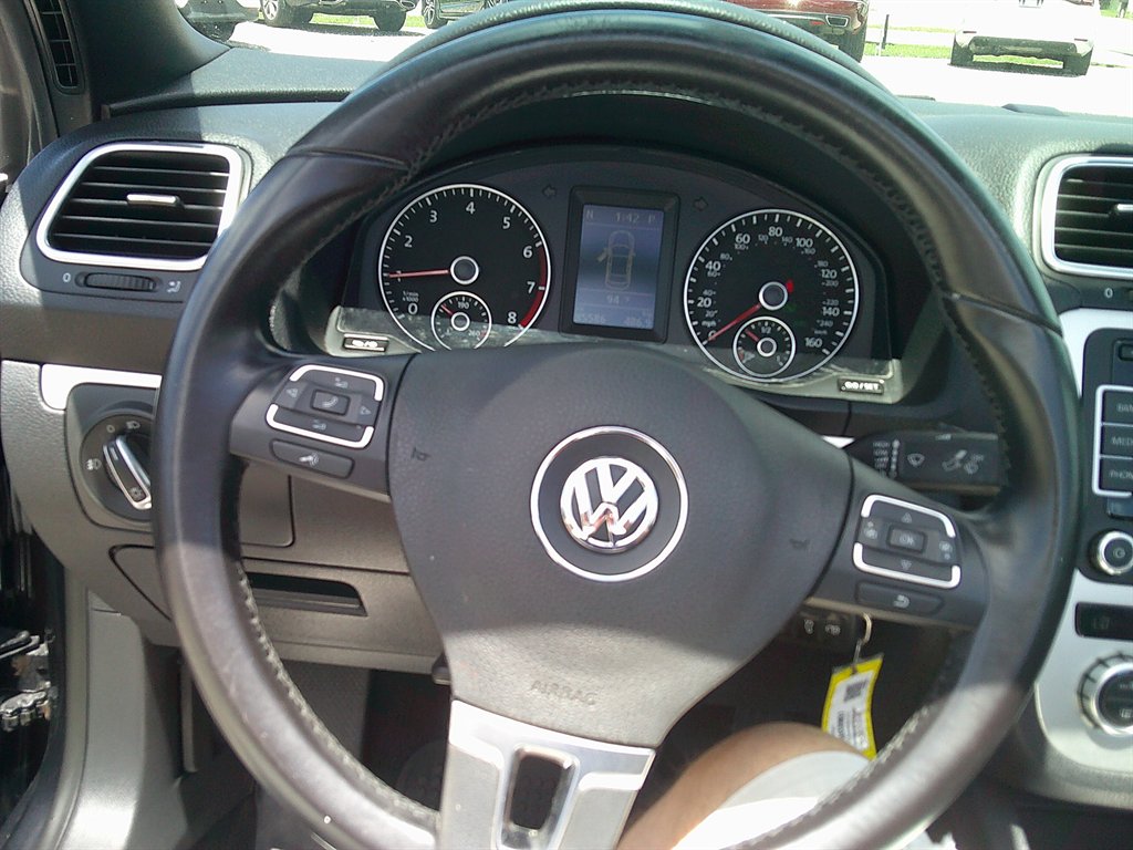 2014 Volkswagen Eos - $8,800