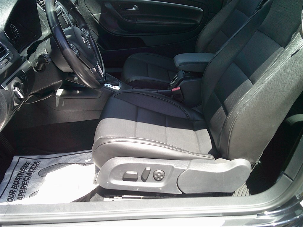 2014 Volkswagen Eos - $8,800