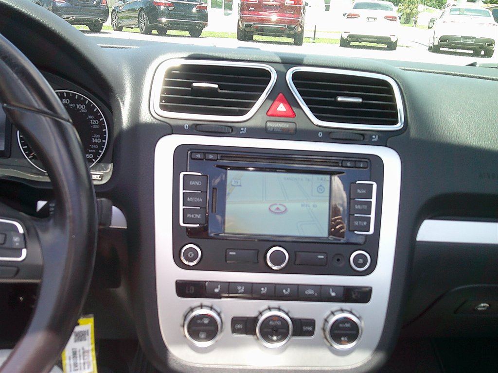 2014 Volkswagen Eos - $8,800