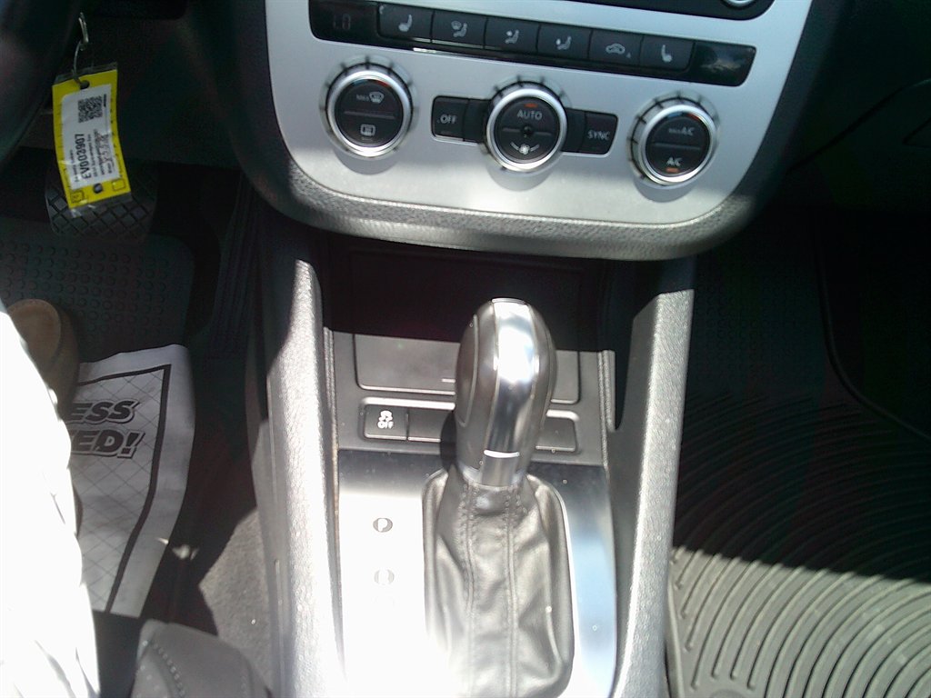 2014 Volkswagen Eos - $8,800