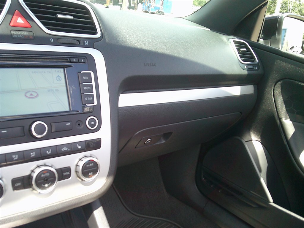 2014 Volkswagen Eos - $8,800