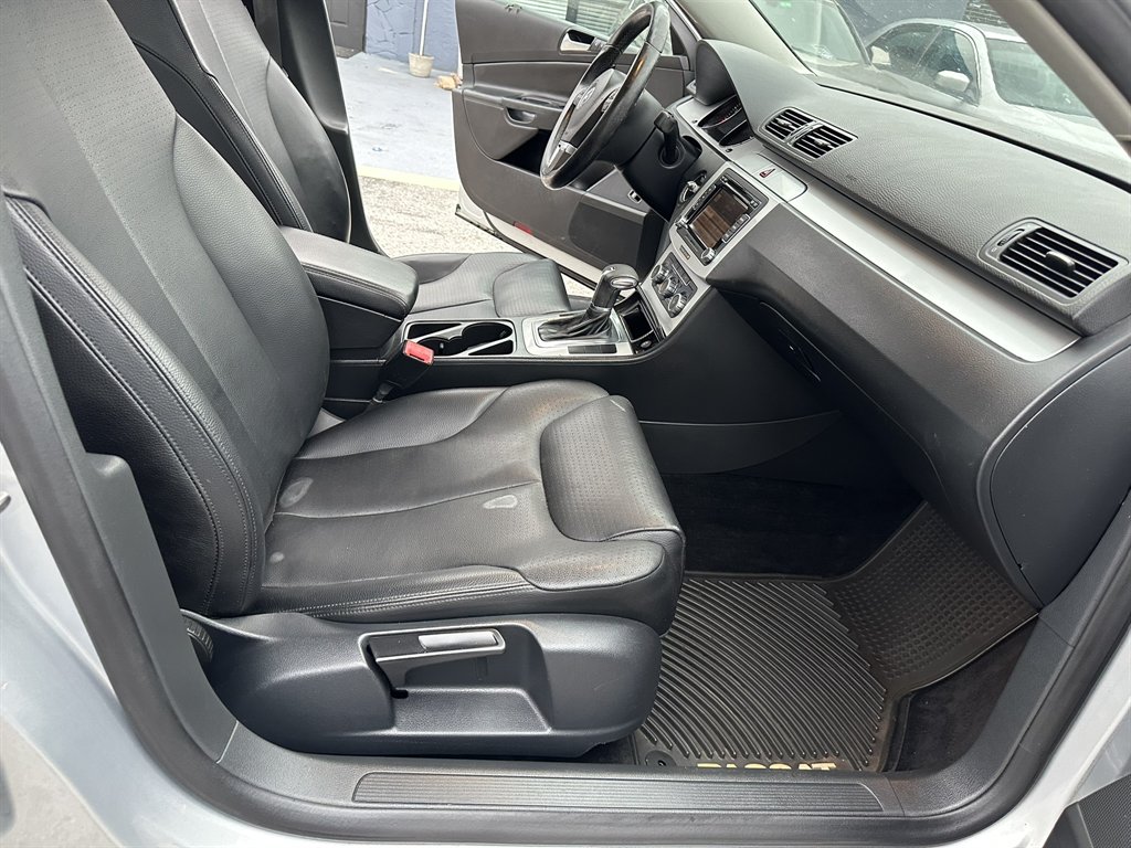2010 Volkswagen Passat Komfort PZEV photo