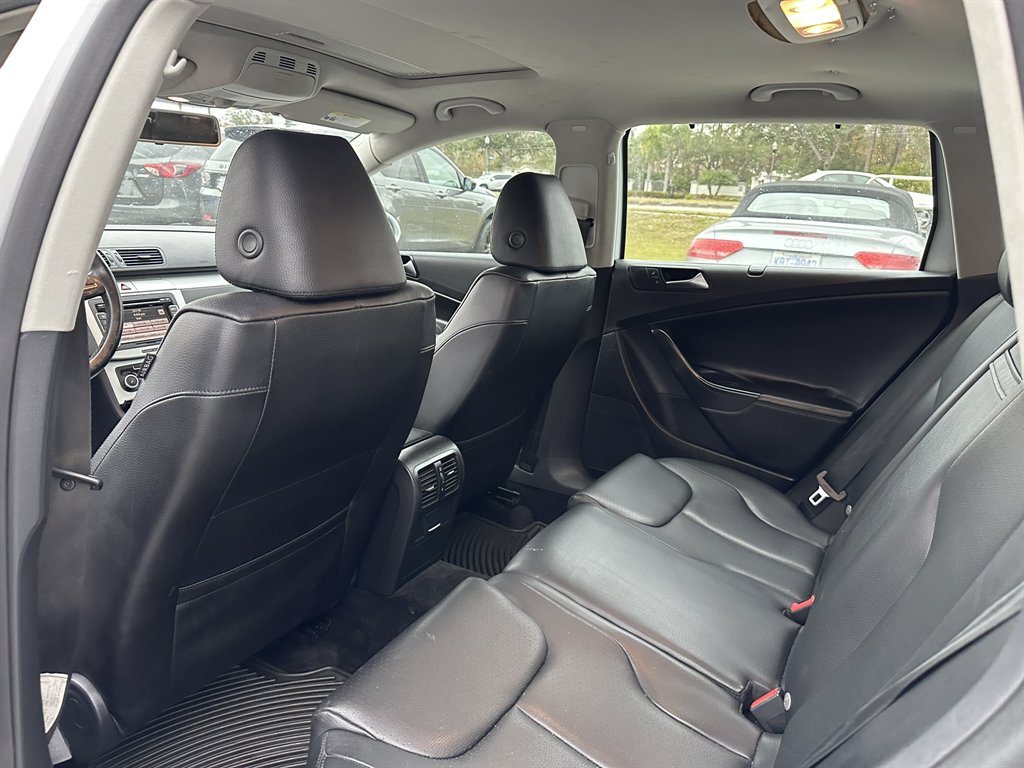 2010 Volkswagen Passat Komfort PZEV photo