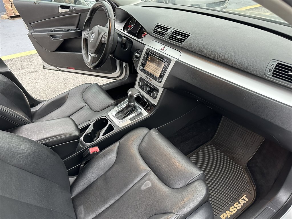 2010 Volkswagen Passat Komfort PZEV photo