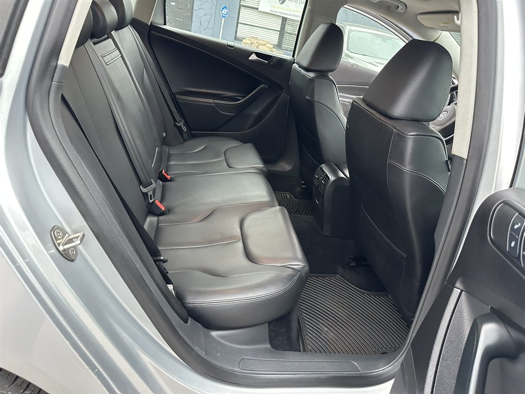 2010 Volkswagen Passat Komfort PZEV photo