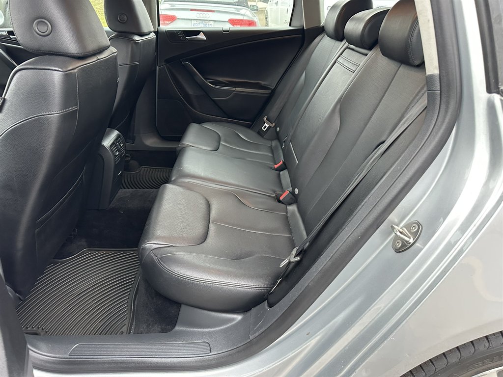 2010 Volkswagen Passat Komfort PZEV photo