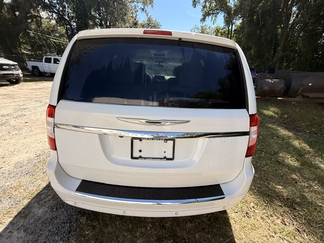 2011 Chrysler Town And Country - $3,495
