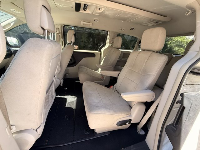 2011 Chrysler Town And Country - $3,495