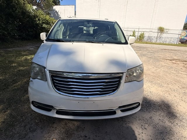 2011 Chrysler Town And Country - $3,495