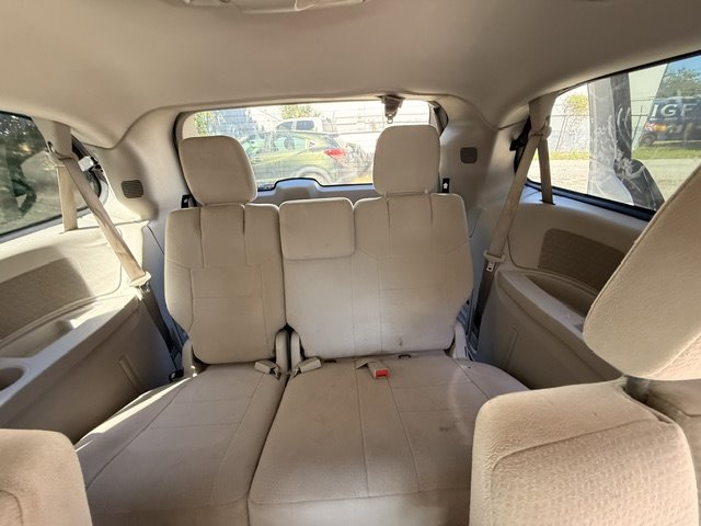 2011 Chrysler Town And Country - $3,495