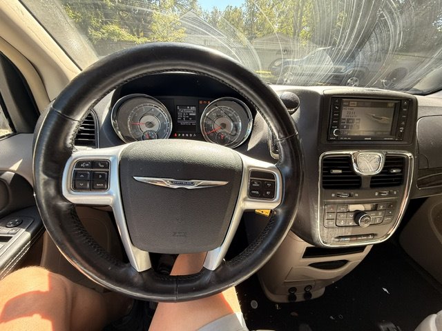 2011 Chrysler Town And Country - $3,495