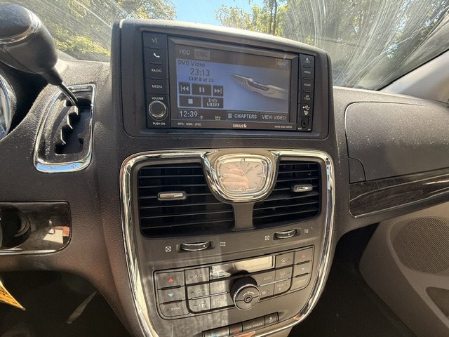 2011 Chrysler Town And Country - $3,495