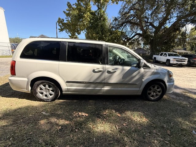 2011 Chrysler Town And Country - $3,495
