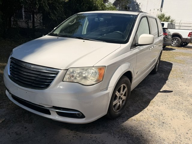 2011 Chrysler Town And Country - $3,495